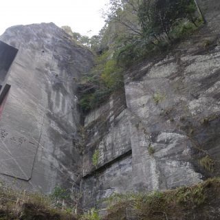 鋸山の石切り場跡