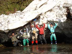 「雪を押しのけて」（朝日団体研究グループ）